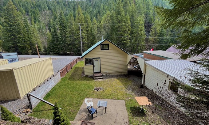 Wallace House | Cozy retreat with canyon views, sound of the river, and the smell of the pines.