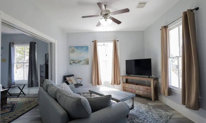San Jacinto Cottage | Cozy Retreat with Large Game Room. Only Minutes to the Beach and the Strand.