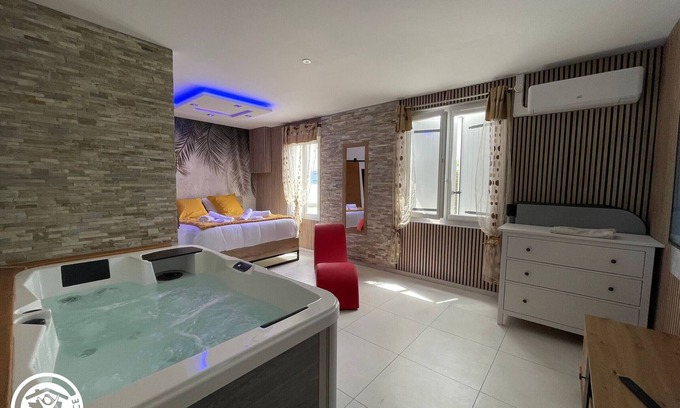 Beauvoir-sur-Mer Cottage | Cozy Retreat with Spa, A/C, and Enclosed Garden Near Noirmoutier