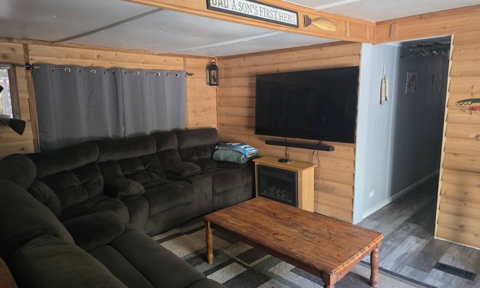 Grants Pass Cabin | Cozy river cabin with hot tub, great fishing, and peaceful nature views.