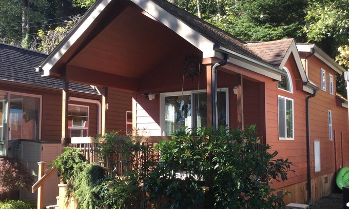 Nehalem Cottage | Cozy River Cottage on the Oregon Coast