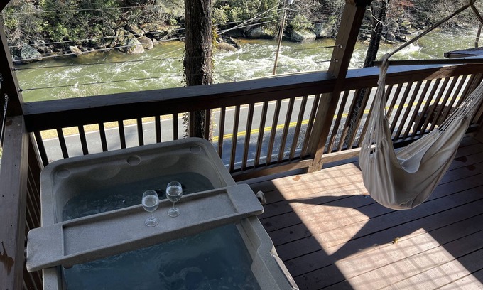 Raccoon Ridge Cabin | COZY RIVER FRONT CABIN