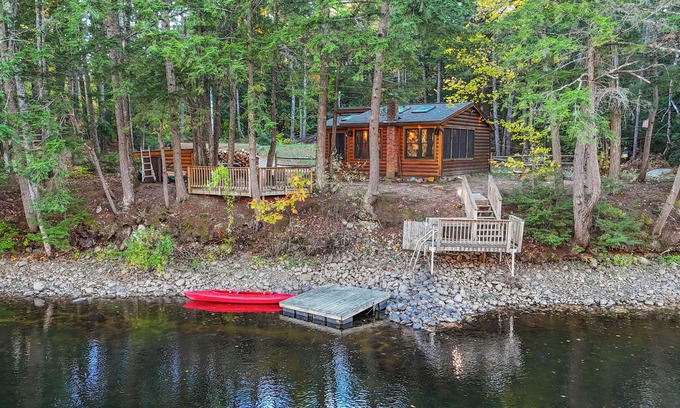 Kezar Falls Cabin | Cozy riverfront cabin on Ossipee River
