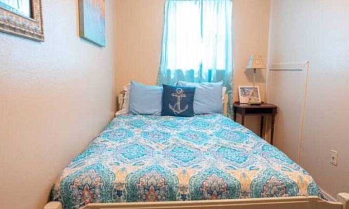 Shoreline Park House | COZY RIVERFRONT HOUSE/SLEEPS 6 W/W+D