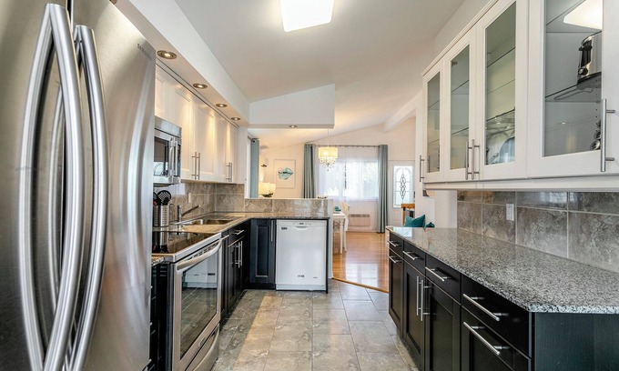 Chateauguay House | Cozy riverfront home with pool, close to everything 25min to Montreal DT