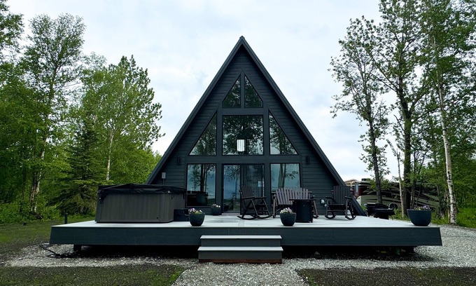 Butte Ski Chalet | Cozy riverfront retreat with HOT TUB! Just 5 minutes from downtown Palmer.