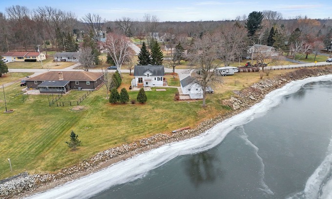 Suamico House | Cozy Riverfront Retreat
