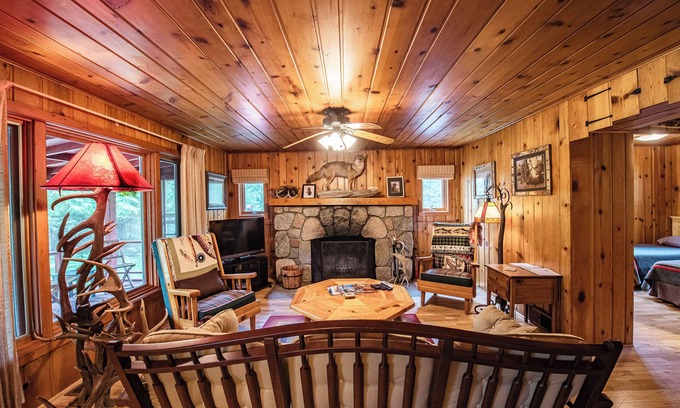Grayling House | Cozy Riverside Getaway Pine Bend Cottage