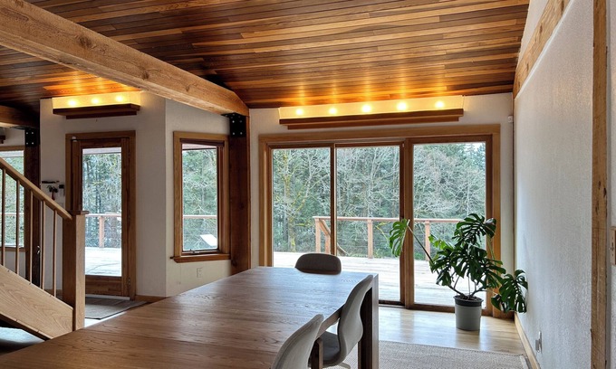 Stevenson Cabin | Cozy riverview lodge in Stevenson w/AC & WiFi — Sleeps 12