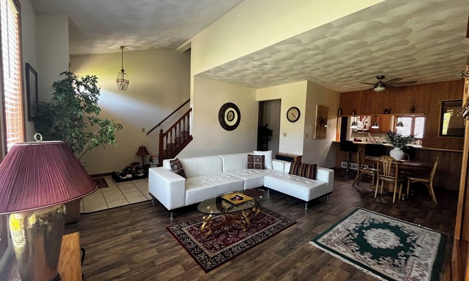 Rockford Condo | Cozy Rockford Retreat-Spacious 3-level townhome in Rockford, just off Alpine Rd