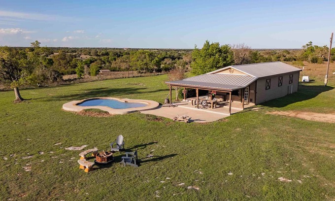 Oatmeal House | Cozy, Romantic Country Escape With Pool & Sunset!