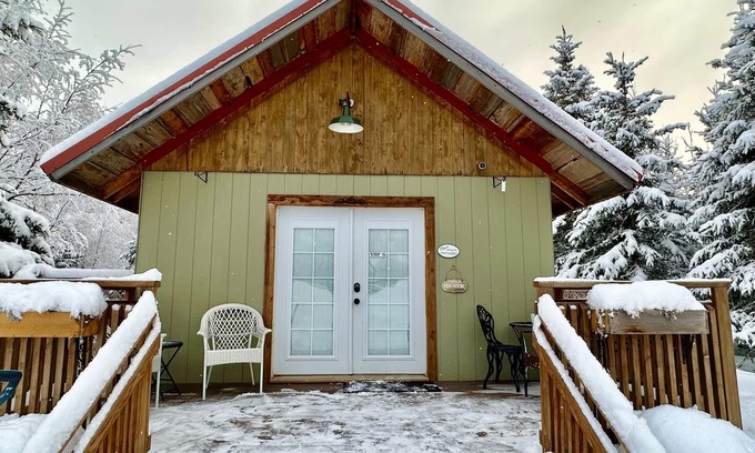 Knik-Fairview Cabin | Cozy Romantic Getaway Cabin