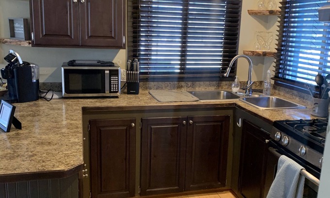 Stevensville Cottage | Cozy, Romantic , Private Cottage
