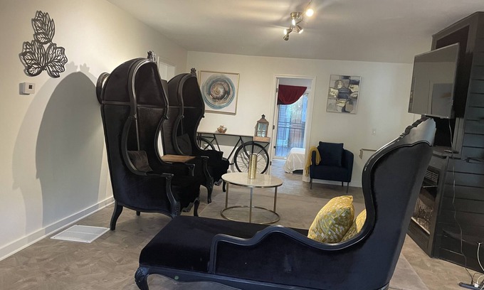 Church Street House | Cozy romantic Ranch house w/deck view - 10 mins from airport