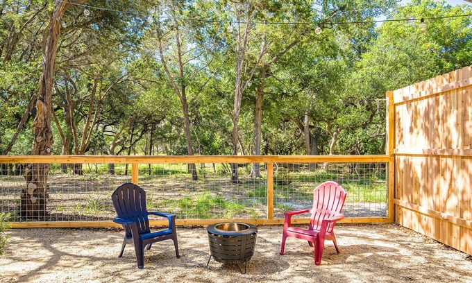 Hays County Cabin | Cozy Romantic TINY HOME CABIN w/FirePit and Blackstone Grill