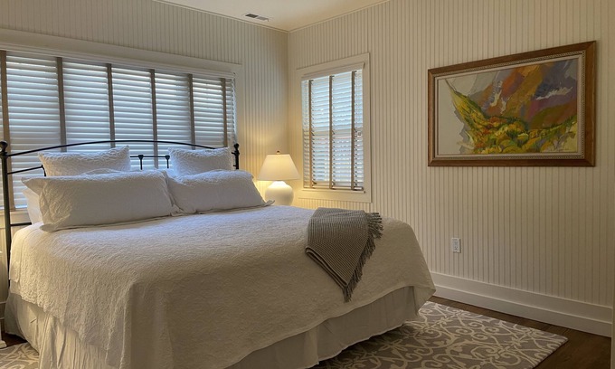 Broadmoor Cottage | Cozy, Romantic, Secluded, Cottage in the Heart of Cheyenne Cañon