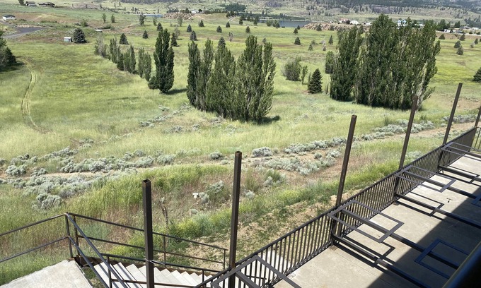 Davenport Apartment | Cozy room and great view of Lake Roosevelt!