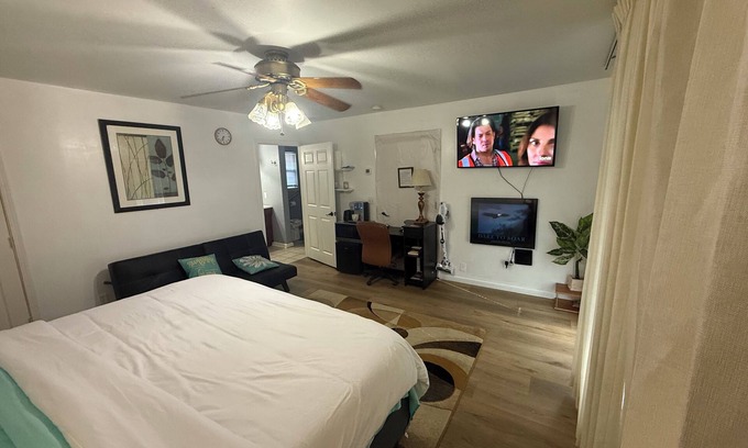 Midwest City House | Cozy Room apartment in a quiet neighborhood wt King Size bed, Wifi n' smart Tv