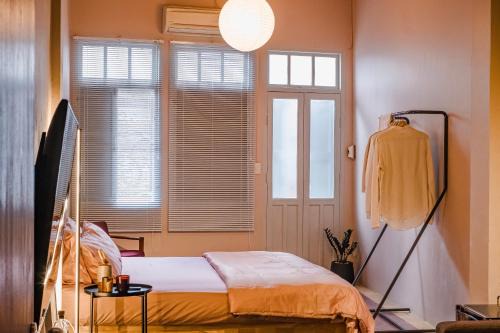 Talat Noi Bed & Breakfast | Cozy Room at The Coffee Store Charoenkrung