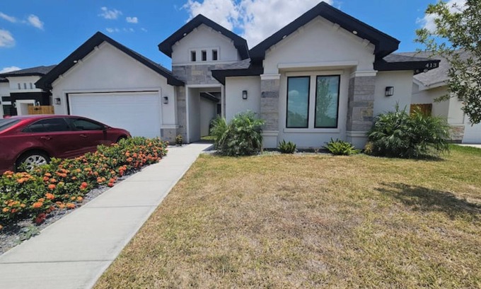 Edinburg House | Cozy room away from home!