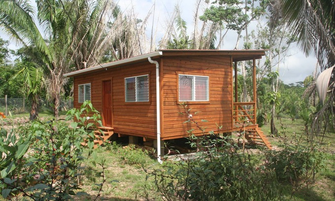 Unitedville Cabin | Cozy room in beautifull garden with AC, pool - close to ATM, CARACOL .