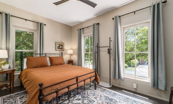 Somerset House | Cozy Room in Downtown Somerset with Spa Amenities