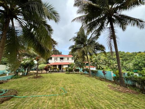 Canacona House | Cozy room in hill view villa with lush green lawn