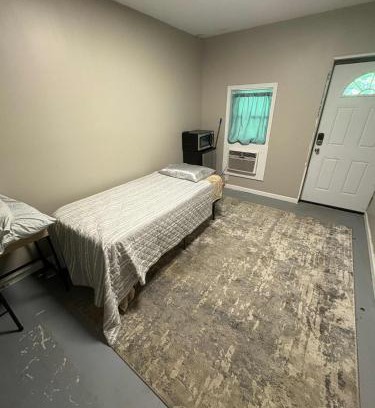 Hendersonville Hotel | Cozy Room Near Downtown Hendersonville