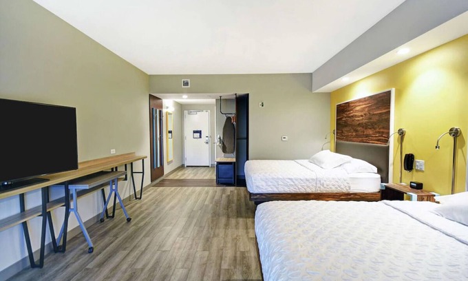 Portland House | Cozy Room Next to the Airport w/2 Beds - Free Hot Breakfast & Shuttle