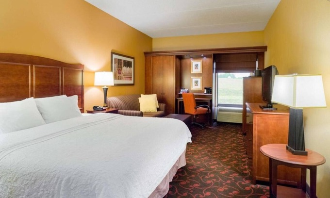 Carlisle House | Cozy Room with Free Breakfast and Movies – Ideal for Army War College Visitors