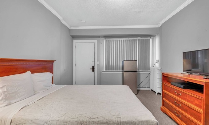 Riverview Apartment | Cozy Room with Private Bath in Brownstown