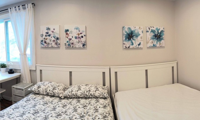 Oakville House | Cozy room with private bathroom near Sheridan College Trafalgar campus