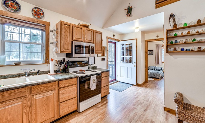 Town of Colchester Cabin | Cozy Roscoe Cabin w/Fire Pit & Balcony!
