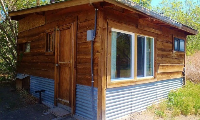 Cedarville Cabin | Cozy Rose Cabin in charming Surprise Valley with WiFi access