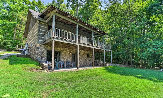 Se Ree Cabin | Cozy Roughriver Lakefront Cabin
