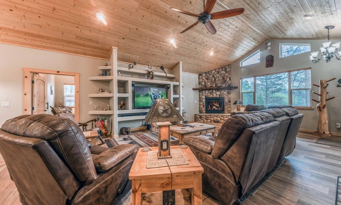 Ruidoso Cabin | Cozy Ruidoso Cabin w. Hot Tub, Fireplace & Wooded Escape