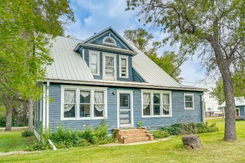 Zeeland House | Cozy Rural Hideaway in McIntosh County!