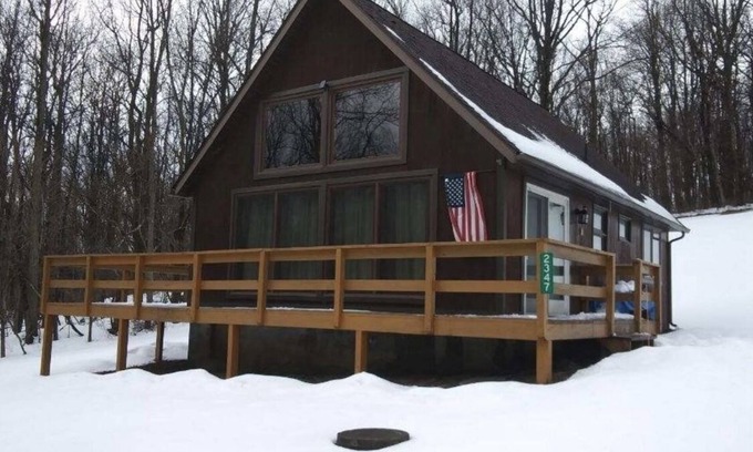 White Cabin | Cozy rustic A-Frame close to Seven Springs and Hidden Valley