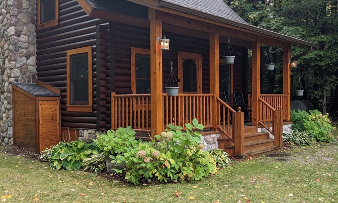 Old Mission House | Cozy rustic cabin on Prescott Lake - Minutes away from world renowned vineyards