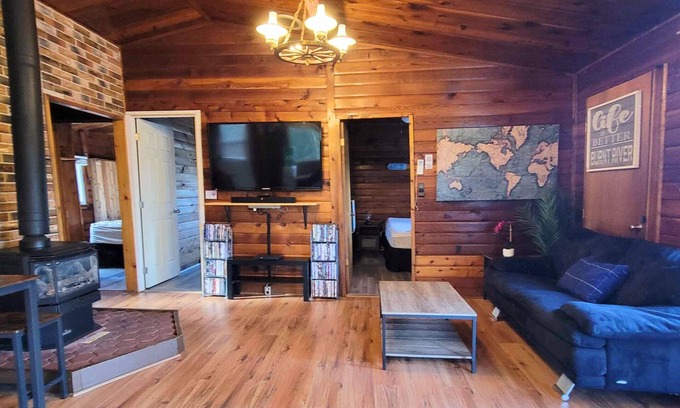 Baddow Cottage | Cozy Rustic Cottage! Hot Tub, River, Fireplace, Kayaks, Tons of Games & Movies