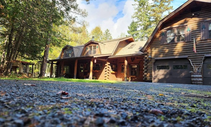 Keswick Ridge House | Cozy Rustic log-house in the city - 5bedrooms - private pond & covered bridge