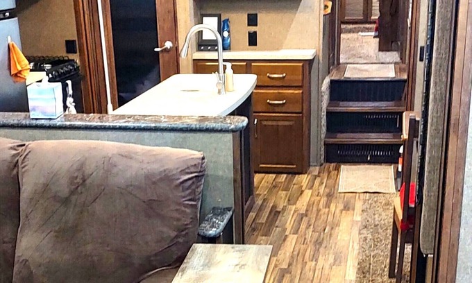 Silver Springs House | Cozy RV in Enchanting Silver Springs with WiFi, AC, TV, fire pit & horse stable