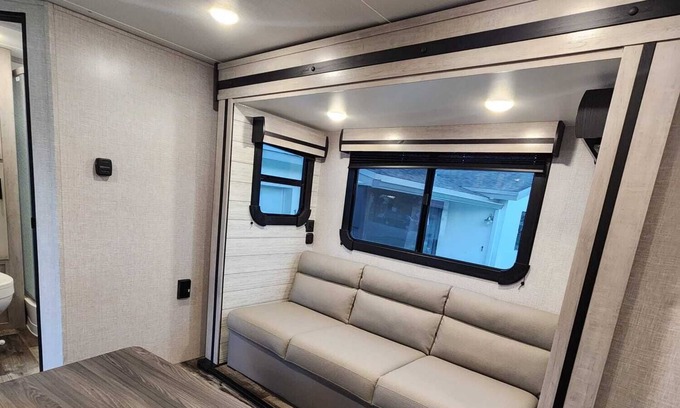 Margate House | Cozy RV Located in a safe neighborhood, in a gated big yard of a quiet home.