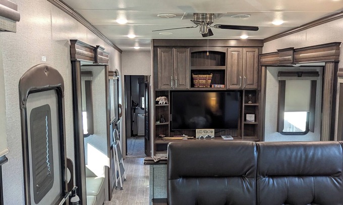 Latah Valley House | Cozy RV with WiFi and AC in Wonderful Spokane, The Bear Den