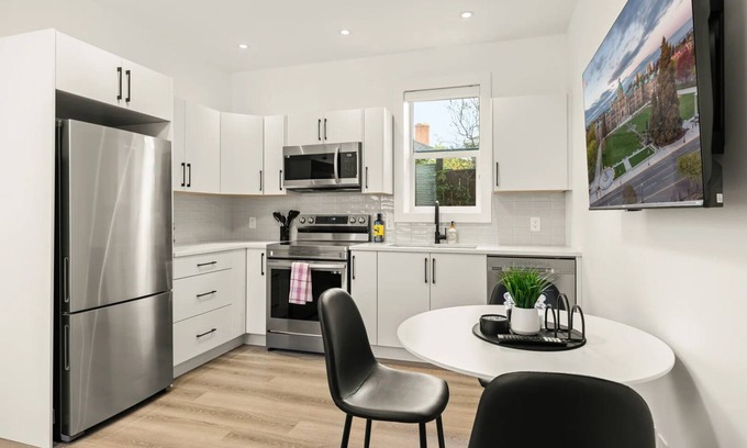Saanich House | Cozy Saanich Cottage in prime location to Downtown, UVIC, Camosun, SMUS