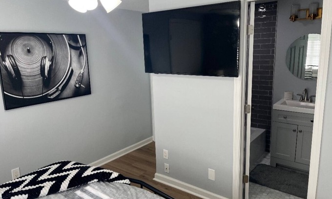 Live Oak House | Cozy Savannah 4BD|Home King Bed w/Parking near DT