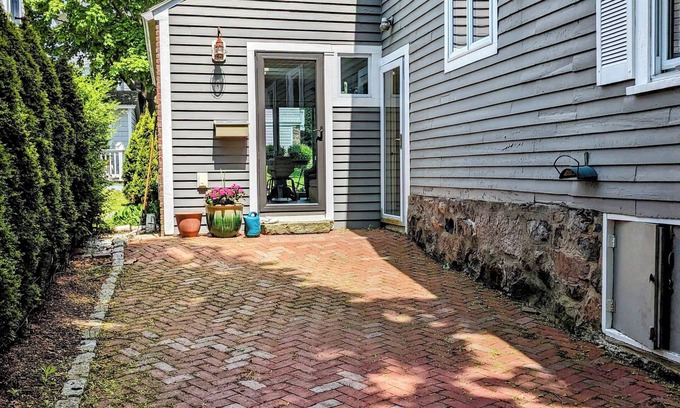 Marblehead Apartment | Cozy Seaside studio in charming Marblehead with AC, WiFi. Short walk to downtown
