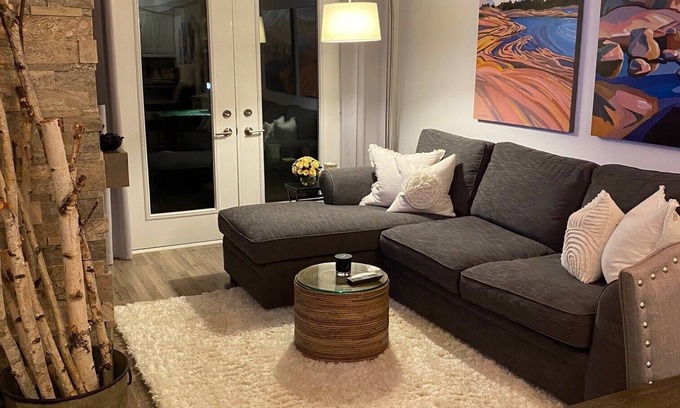 Collingwood Condo | Cozy Seasonal Ski Rental minutes to Blue Mountain, awesome heated outdoor pool