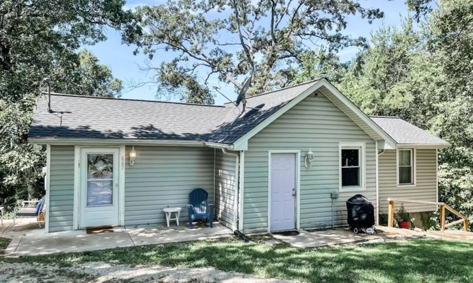 Pevely House | Cozy Serene home off 55 Queen Bed Smart TVs Wifi Secluded Nice View With Coffee