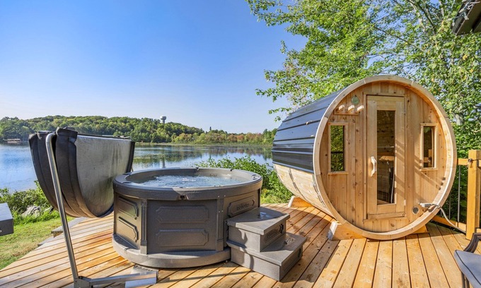 Port Carling Cottage | Cozy Shores, Hot tub and sauna, pet friendly. kayak, boating and golf